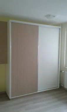 Гардероб с плъзгащи врати и огледална вложка