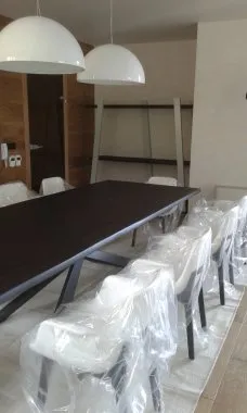 Дълга заседателна маса със столове